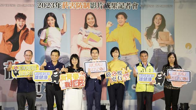 高雄市衛生局邀請醫生網紅「蒼藍鴿」拍攝影片，宣導青少年遠離吸菸危害及加強禁用電子煙。（圖片來源：高雄市衛生局提供）