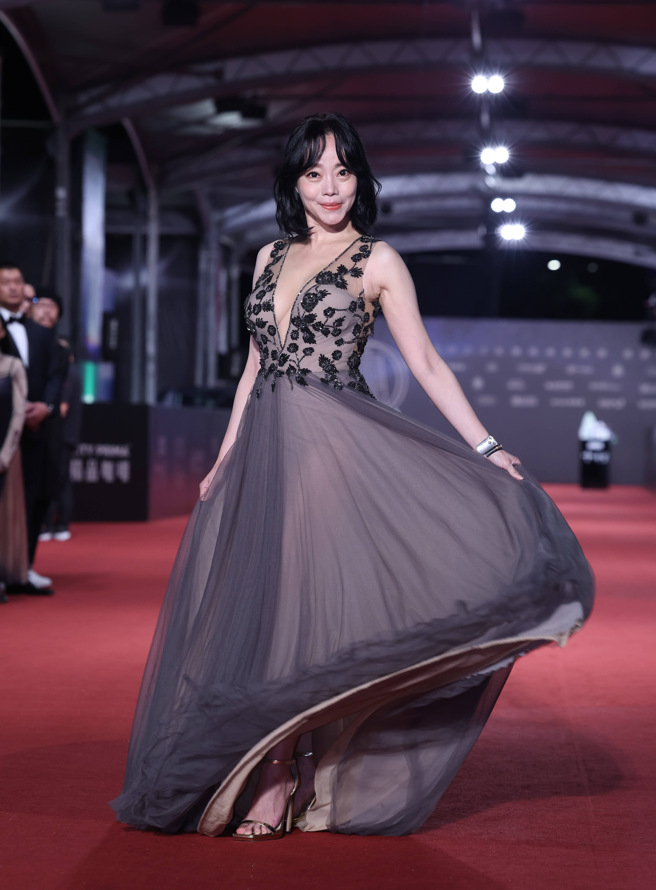 范瑞君微透視薄紗禮服辣開深V。（陳俊吉攝）