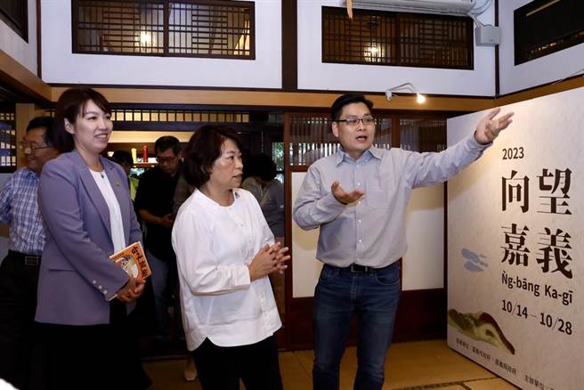 嘉義市長黃敏惠參觀台北紀州庵舉辦的「嘉義文化月」展覽。（嘉義市政府提供／廖素慧嘉市傳真）