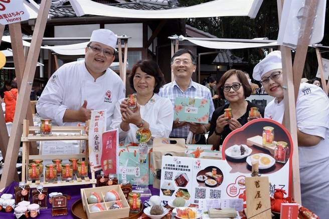 嘉義市長黃敏惠參觀台北紀州庵舉辦的「嘉義文化月」活動中的嘉義市集。（嘉義市政府提供／廖素慧嘉市傳真）