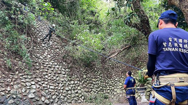 空軍台東志航基地今委託台灣國際緊急救難協會辦理山區救援訓練，11名成員於台東鯉魚山進行「座位式下降」。（蕭嘉蕙攝）