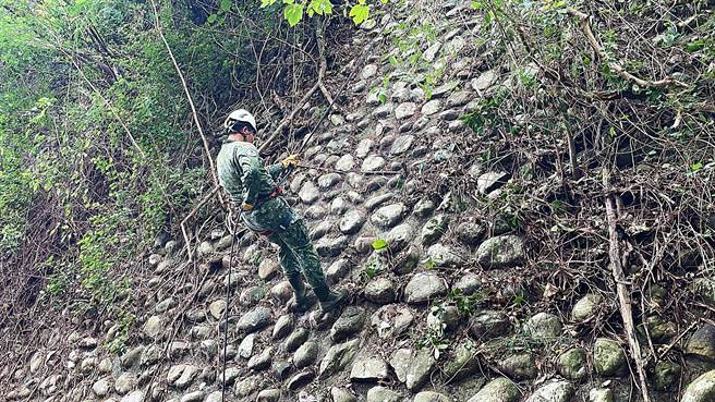 「座位式下降」訓練為面向高聳山壁垂降，考驗繩結應用技巧，亦挑戰膽量。（蕭嘉蕙攝）