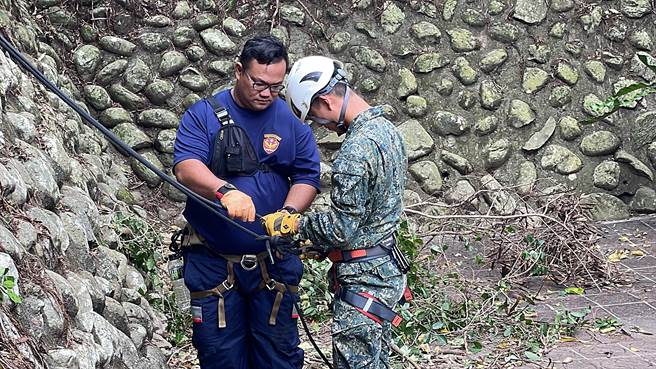 繩結為救援基礎功，包含平結、蝴蝶結、結手結、單八結、稱人結及纏繩結。（蕭嘉蕙攝）