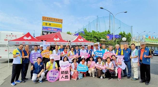 高雄市模范父亲协会已连续5年举办捐血活动，平均年龄73岁的会员放下身段卷起袖子在现场亲力亲为服务民眾，出钱出力投身公益的精神感动各界，今年贡献热血超过1200袋。（林雅惠摄）