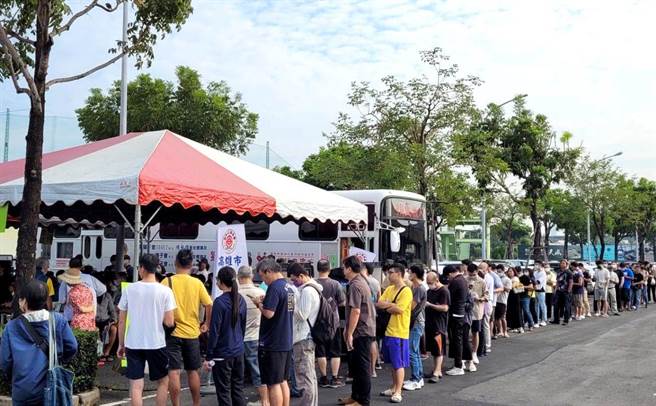 高雄市模范父亲协会举办的捐血活动已打响知名度，一大早6点多就有大批民眾排队等捐血。（林雅惠摄）