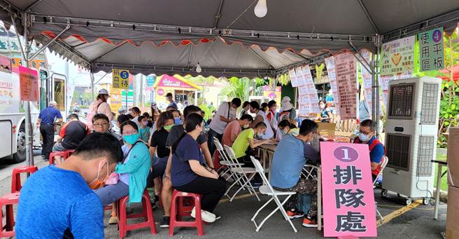 去年动员3辆捐血车供不应求，今年特增加为4辆捐血车，仍有大批民眾在等待捐血。（林雅惠摄）