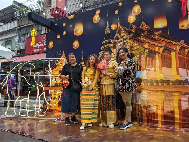 新北市一年一度的点灯文化节今（21）日在中和华新街热闹登场，千盏灯火点亮华新街，传递平安与祈福的寓意。（中和区公所提供）