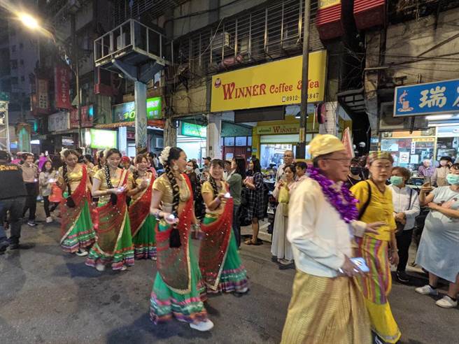 中和点灯节中展现出新生活魅力，特别邀请天籁美声缅甸艺人张龙及多国艺文表演。（中和区公所提供）