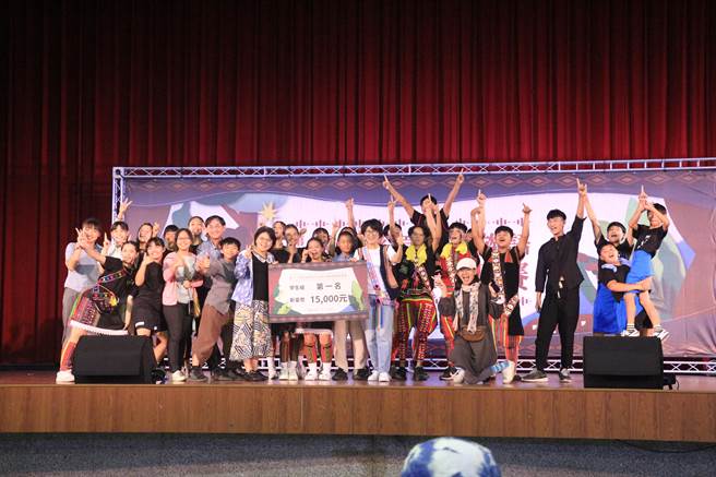 知本國中今參加台東縣第13屆原住民族語戲劇競賽初賽，不僅獲得學生組冠軍，亦斬獲最佳女主角獎及最佳劇本創作人獎，堪稱最大贏家。（台東縣政府提供／蕭嘉蕙台東傳真）