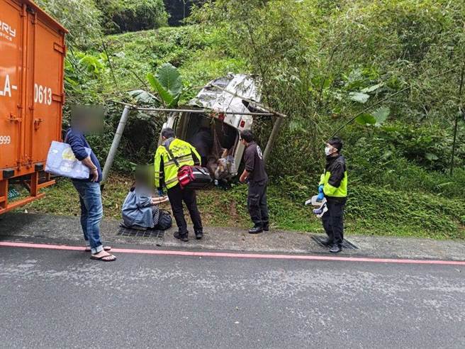 箱型车失控翻落边坡，车上共有6人包括1名1岁男童受困车内，其中5人自行爬出车外，所幸仅受到轻伤。（新北市消防局提供）