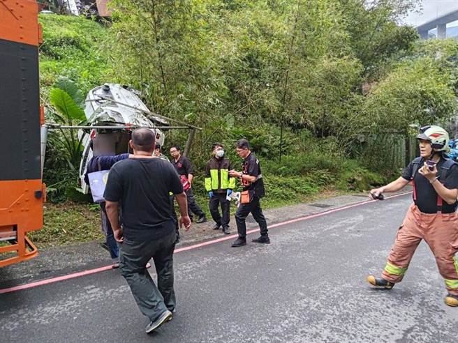警消动用破坏器材，协助受困乘客脱困。（新北市消防局提供）