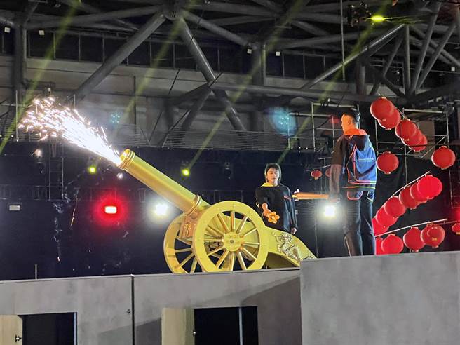 2023全国运动会由台南出身的田径十项全能全国纪录保持人王晨佑及「举重精灵」方莞灵共同点燃圣火。（洪荣志摄）