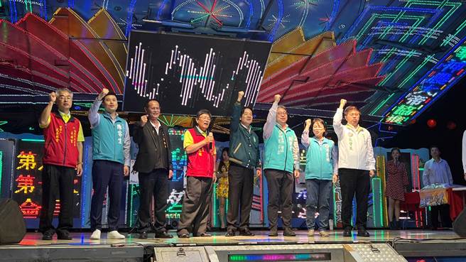 民进党主席暨总统参选人赖清德（右四）21日晚间出席桃园市新屋长祥宫全国五谷爷大会串平安宴活动。（蔡明亘摄）