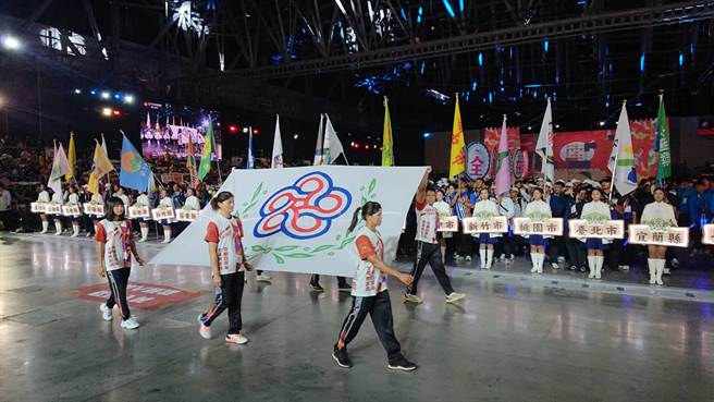 台南市21日晚上6時30分在大台南會展中心舉辦全運會開幕，全體注目迎接會旗進場。（程炳璋攝）