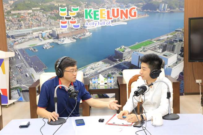 基隆市在1960年代因为禁奢令政策，让船员等夹带舶来品寄卖的委托行盛行，但随着时代变迁也导致委托行没落。基市府广播节目「基隆Podcast」邀请委托行街区总经理邱孝贤（左），与市府发言人余治明（右）分享基隆委托行昔日的荣景，以及如何因应社会变迁与挑战。（基隆市政府提供／徐佑升基隆传真）