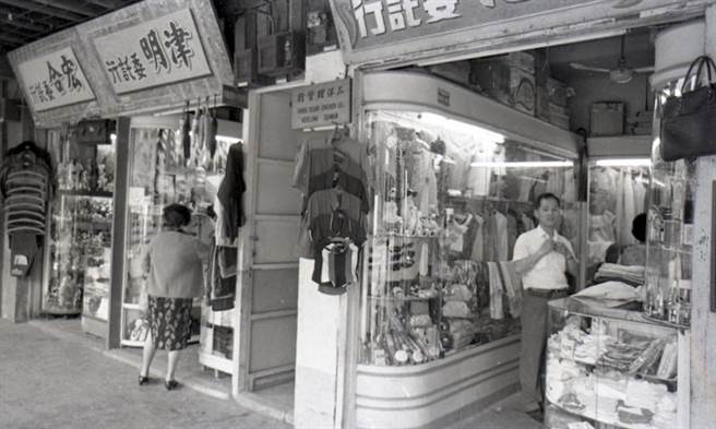 基隆市在1960年代因为禁奢令政策，让船员等夹带舶来品寄卖的委托行盛行，但随着时代变迁也导致委托行没落。图为1968年基隆的委托行商家。（基隆市政府提供／徐佑升基隆传真）