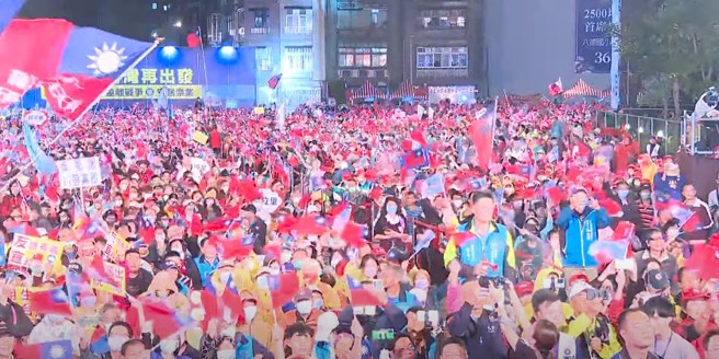 新北市长侯友宜21日晚间在桃园市举行「总统暨立法委员桃园市竞选总部成立大会」，桃园市长张善政、前高雄市长韩国瑜出席力挺，现场涌入近2万人。(截自侯办直播)