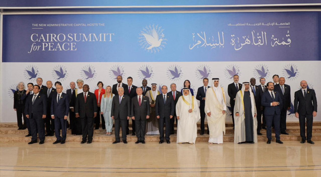 在开罗出席和平峰会的各国代表。（路透）