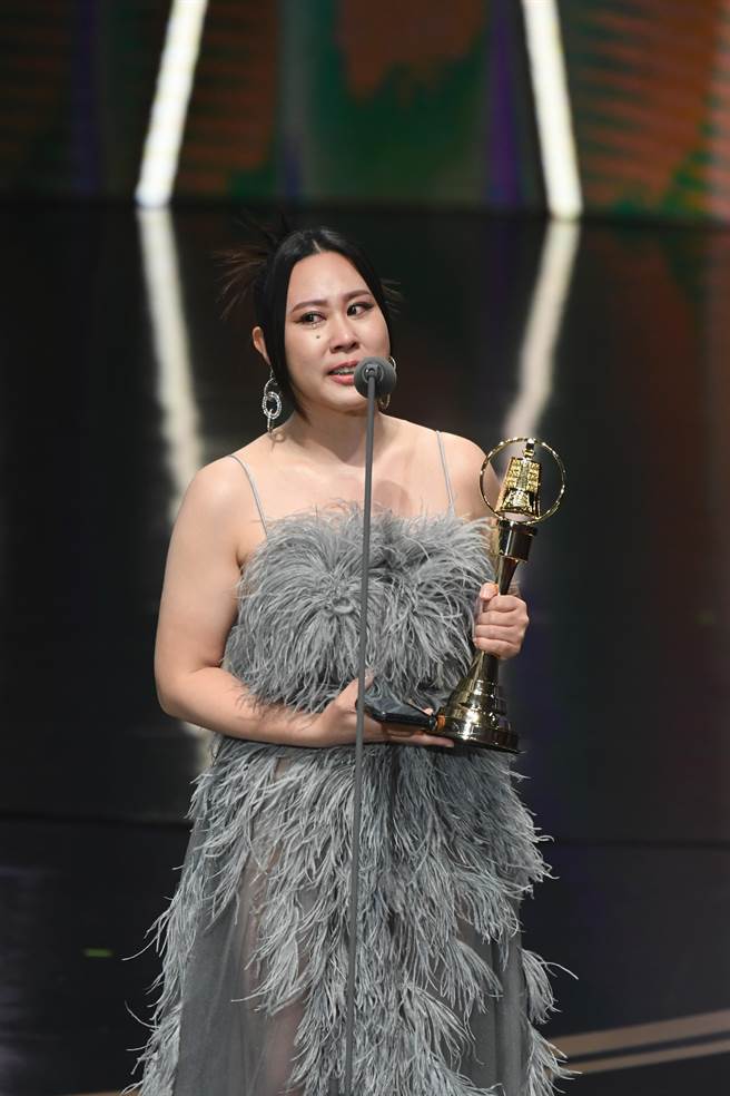 李梦纯凭藉《村里来了个暴走女外科》荣获「戏剧节目最具潜力新人奖」。（三立提供）