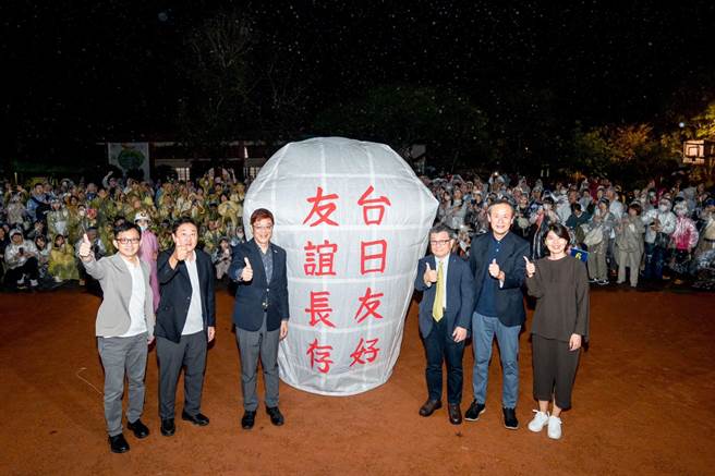 交通部觀光署安排日本旅客及旅行業代表到平溪體驗放天燈，也期盼台日觀光交流再創新高。（觀光署提供／陳祐誠台北傳真）