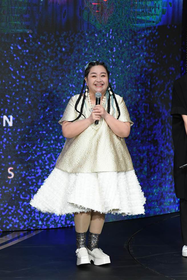 锺欣凌身穿银白色礼服。（三立提供）