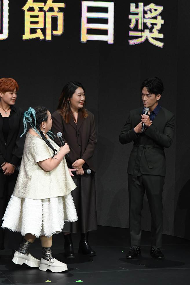 锺欣凌暖心替紧张的张景闳（右）解围。（三立提供）