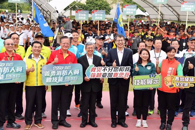 行政院长陈建仁(前排中)21日出席「112年全国义勇消防人员体技能交流活动」透露自己伯父跟堂兄弟也是消防队员小秘密，要跟消防弟兄搏感情。行政院中部办公室提供