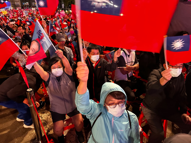 「2024守護中華民國」侯友宜總統暨立法委員桃園市競選總部21日在中壢舉辦成立大會，熱情的支持者搖著國旗為侯友宜及六位立委參選人加油打氣。（陳怡誠攝）