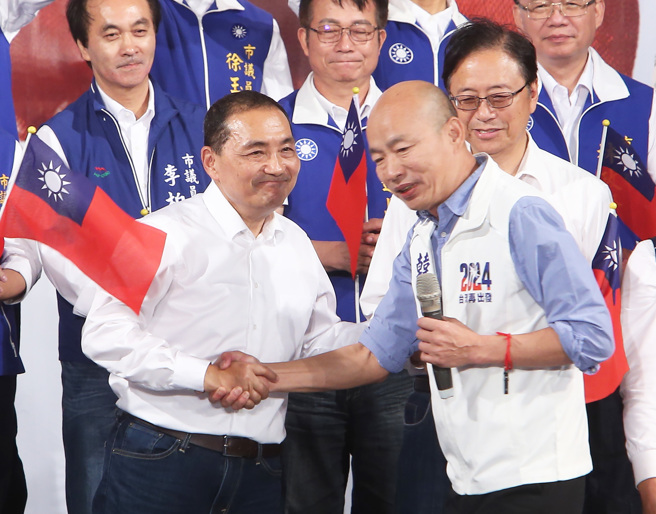 「2024守護中華民國」侯友宜總統暨立法委員桃園市競選總部21日在中壢舉辦成立大會，前高雄市長韓國瑜（右）擔任壓軸嘉賓致詞後，轉身與侯友宜（左）握手致意。（陳怡誠攝）