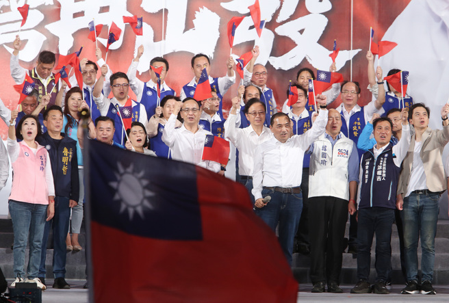 「2024守護中華民國」侯友宜總統暨立法委員桃園市競選總部21日在中壢舉辦成立大會，國民黨總統參選人侯友宜（前中），在國民黨主席朱立倫（左五）、前高雄市長韓國瑜（右三）及桃園市長張善政（右四）等人揮舞國旗，懇請民眾明年1月13日一定投下神聖一票。（陳怡誠攝）