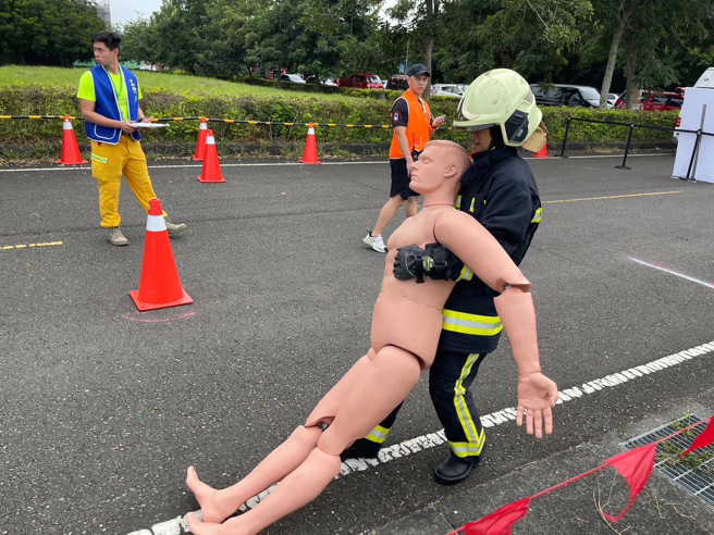 桃园市消防局在火灾抢救竞技项目，荣获特优2组、优等3组、甲等1组。（图／桃园消防局提供）