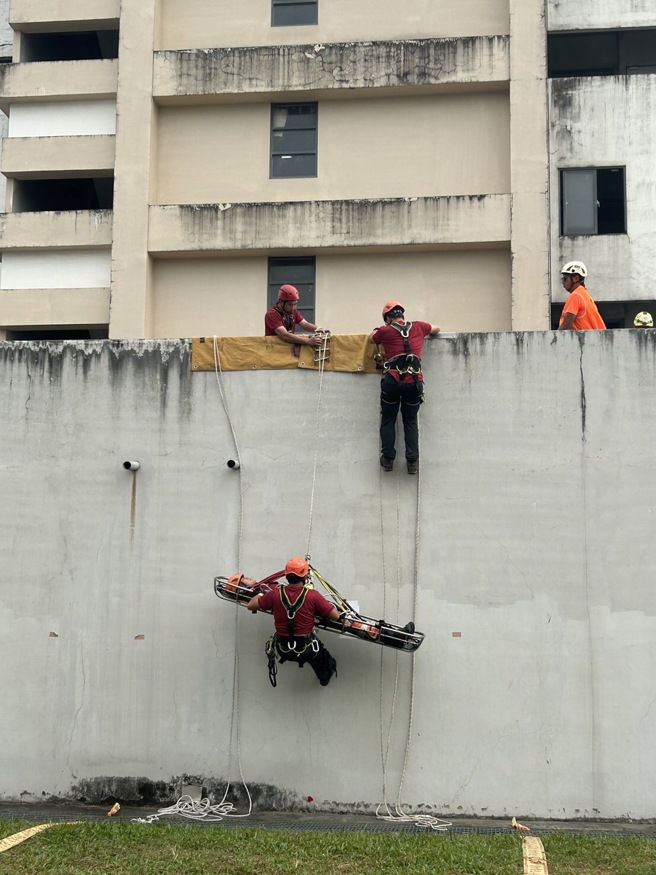 桃园市消防局在火灾抢救竞技项目，荣获特优2组、优等3组、甲等1组。（图／桃园消防局提供）