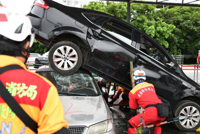 桃园市消防局在火灾抢救竞技项目，荣获特优2组、优等3组、甲等1组。（图／桃园消防局提供）