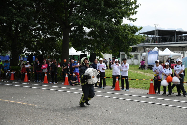 桃园市消防局在火灾抢救竞技项目，荣获特优2组、优等3组、甲等1组。（图／桃园消防局提供）