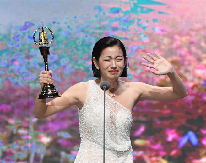 米可白得女配角獎台上大爆哭。（三立提供）
