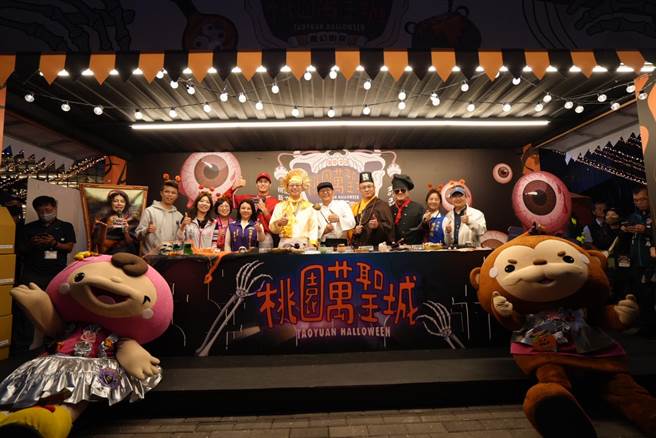 「2023桃园万圣城」魔幻厨房开城秀今天开跑，桃园市长张善政（中）化身电影角色「食神」。（桃园市观光旅游局提供）