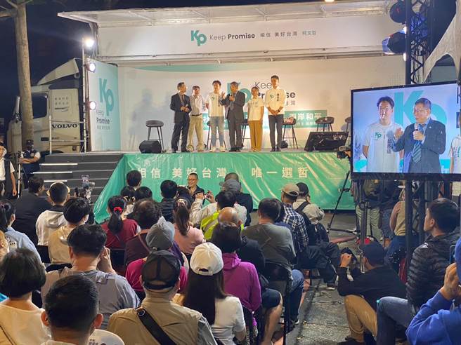 台湾民眾党官方YouTube频道「民眾之声」直播政论节目今（21）日晚间在新北市中和安邦公园开讲，近距离与民眾互动。（高钧麟摄）