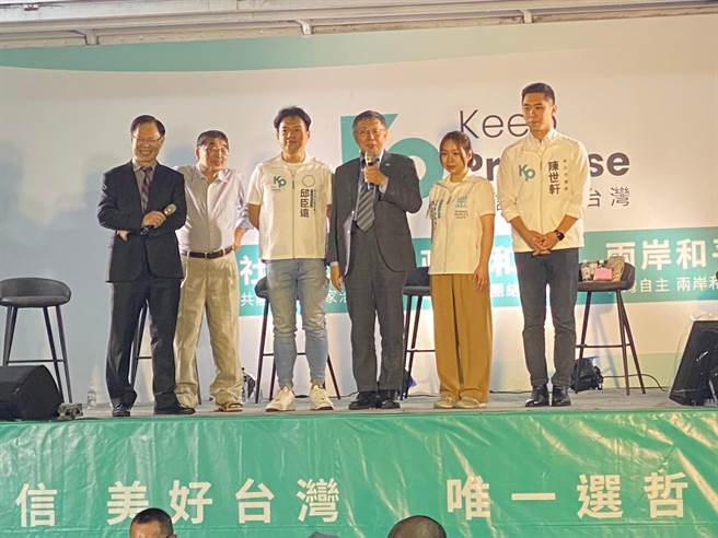 柯文哲今晚在新北市中和安邦公园开讲，近距离与民眾互动。（高钧麟摄）