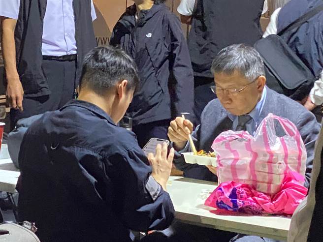 今晚8时的户外开讲吸引逾千人到场，柯文哲风尘仆仆赶来，连忙吃便当才登台演讲。（高钧麟摄）