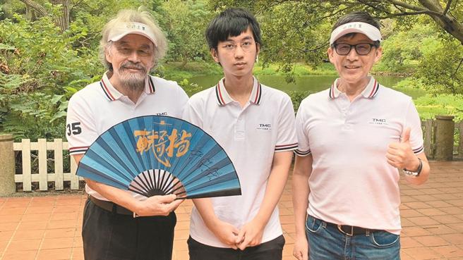 台湾光罩21日举办35周年庆暨集团家庭日活动，于杭州亚运为台湾摘下首面围棋金牌得主的许皓鋐（中），以光罩员工子女身分与会，获公司执行长吴国精（左）颁发百万奖励金。图右为台湾光罩总经理陈立惇。图／张珈睿