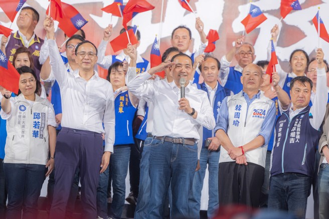 國民黨總統參選人侯友宜暨立委桃園市競選總部今（21）晚舉行成立大會，兩萬名桃園鄉親湧入會場，高舉國旗表達對侯友宜的支持，前桃園縣長、國民黨主席朱立倫及桃園市長張善政、前高雄市長韓國瑜也到場力挺。（侯競辦提供）