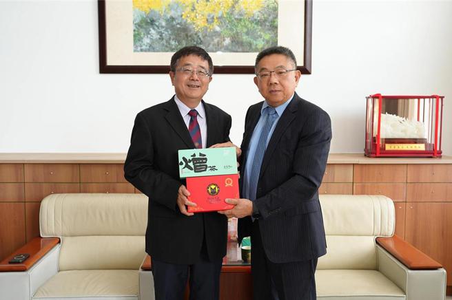 興大校長詹富智（左）親贈紀念品給恒耀企業董事長吳榮彬。圖／興大提供