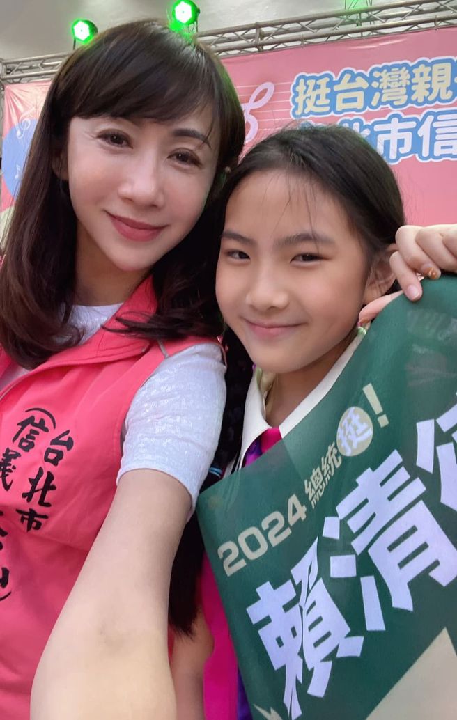  许淑华身旁这位漂亮的小妹妹，她说她长大要「像我一样」，许淑华说，「我们跟阿德叔叔一起来保护我们国家哦！」（取自许淑华脸书）