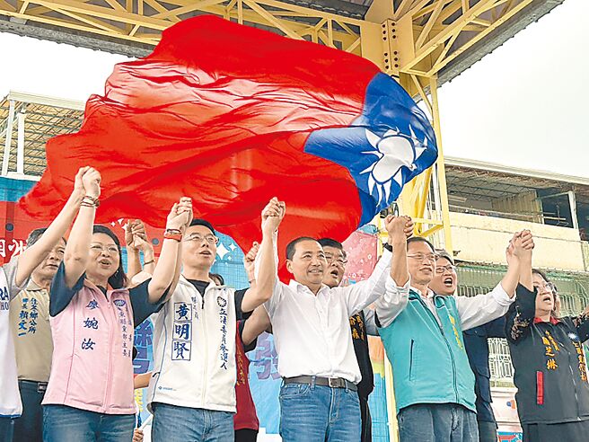 國民黨總統參選人侯友宜（右三）20日至屏東潮州日式歷史建築文化園區造勢，湧入不少民眾力挺，先前傳出可能合作同框的蘇震清之子蘇孟淳未出席。（謝佳潾攝）