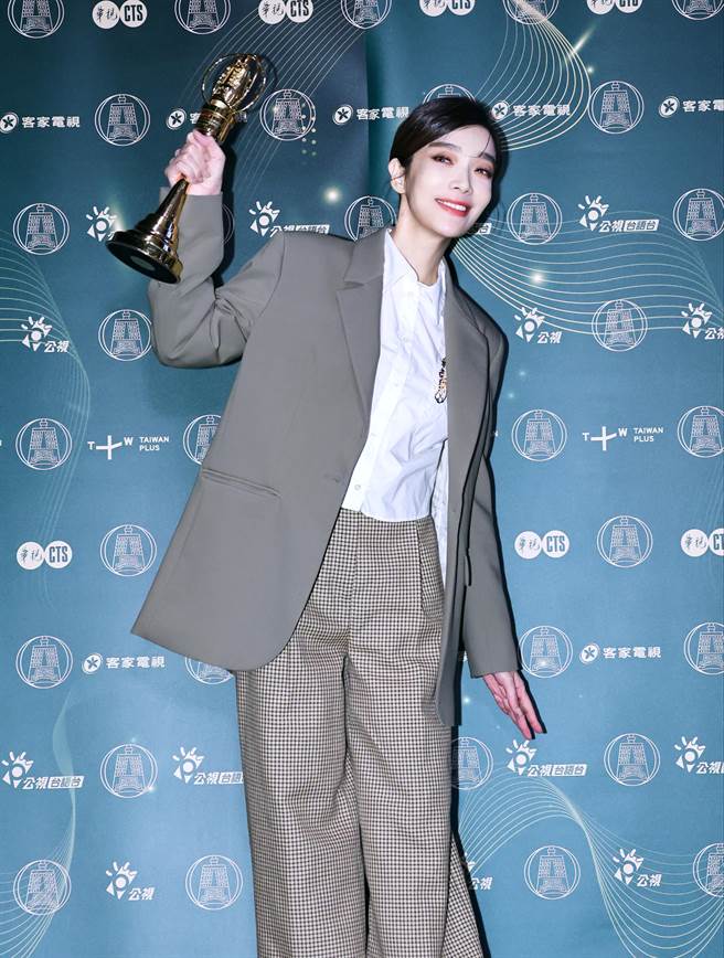 蔡淑臻奪下視后在慶功宴上開心不已。（羅永銘攝）