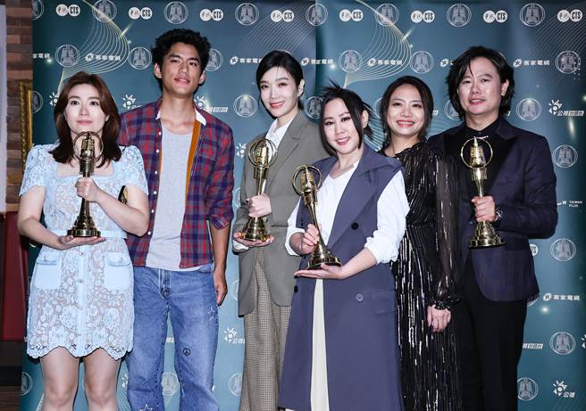 《女外科》劇組在慶功宴上合影。（羅永銘攝）