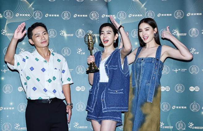 蔡昌憲（左起）、米可白、安心亞合影。（羅永銘攝）