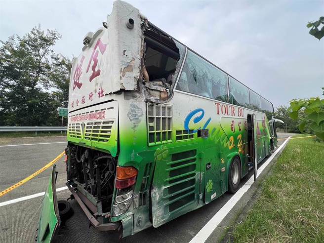 國道3號南下264公里處昨上午發生遊覽車與自小客車擦撞，造成4死18傷的嚴重事故。（圖 / 周麗蘭攝）