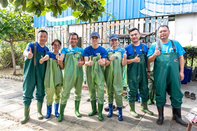 礼蓝动保总经理吴秋逸(中)与员工穿上青蛙装，准备下鱼塭打捞，体验渔家辛劳。（主办单位提供）