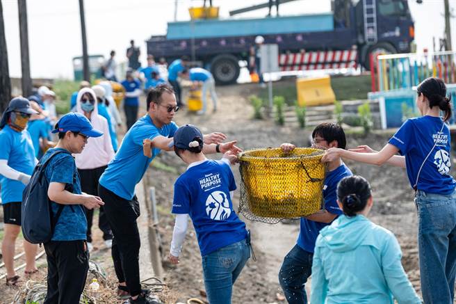 礼蓝动保眾多员工同心，以人力传送渔货。（主办单位提供）